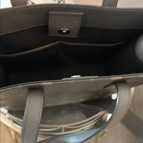 MCM Aren Monogram Leather Tote! Like NEW!! - Picture 4 of 7